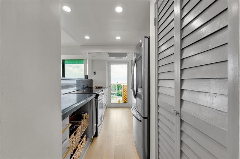 Image 11 of 47 For 2841 Ocean Blvd  1004