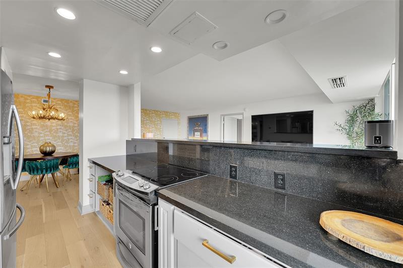 Image 14 of 47 For 2841 Ocean Blvd  1004