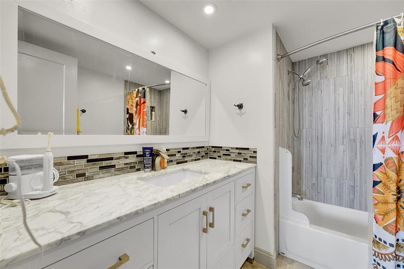 Image 18 of 47 For 2841 Ocean Blvd  1004