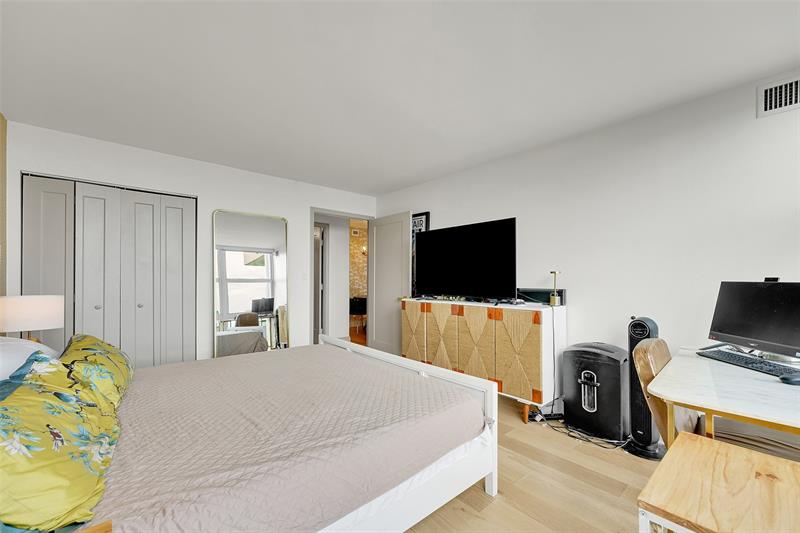 Image 22 of 47 For 2841 Ocean Blvd  1004