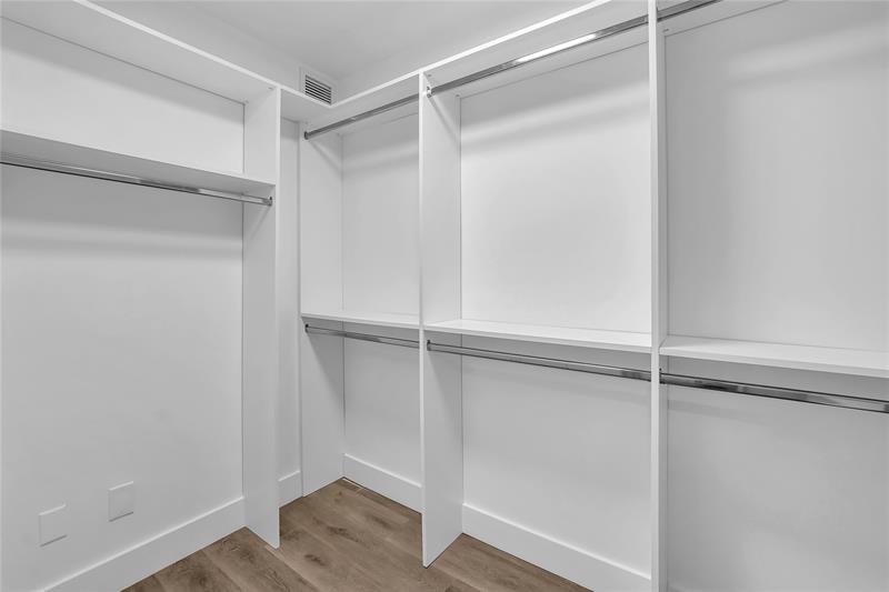 Image 11 of 22 For 6037 Balboa Circle  401