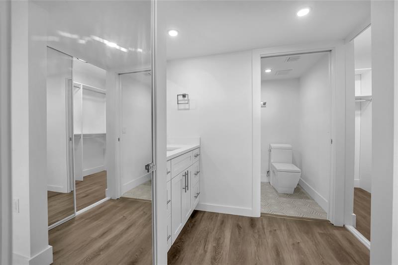 Image 12 of 22 For 6037 Balboa Circle  401