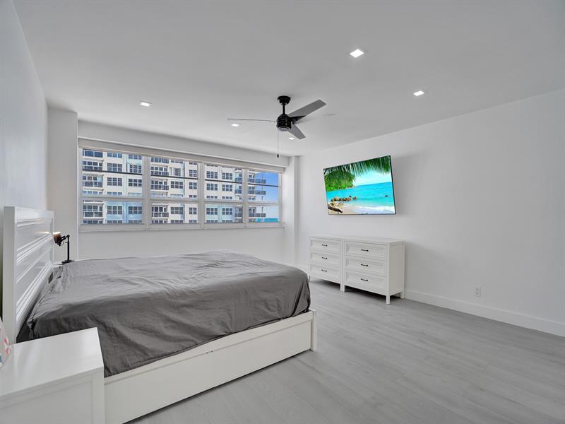 Image 20 of 82 For 3430 Galt Ocean Dr  1504