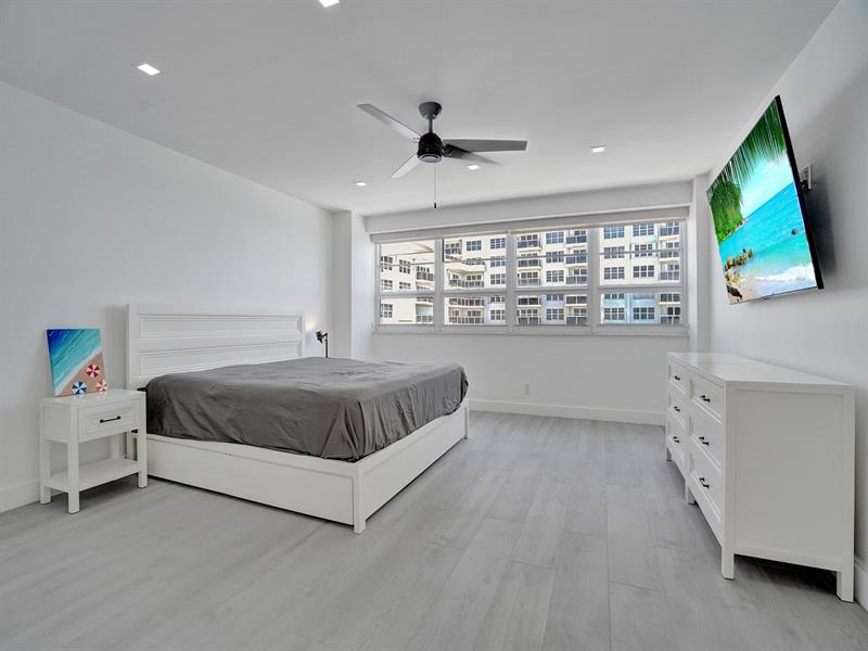 Image 21 of 82 For 3430 Galt Ocean Dr  1504