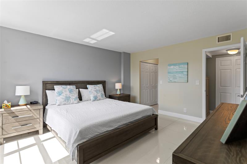 Image 18 of 34 For 16 Royal Palm Way  302