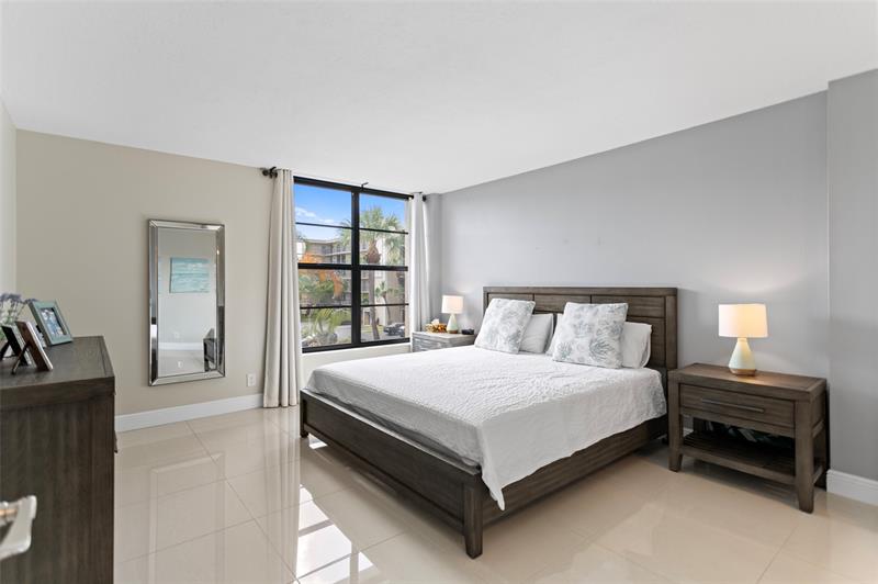 Image 19 of 34 For 16 Royal Palm Way  302