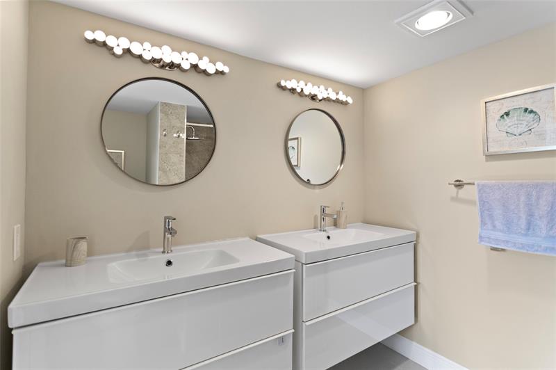 Image 21 of 34 For 16 Royal Palm Way  302