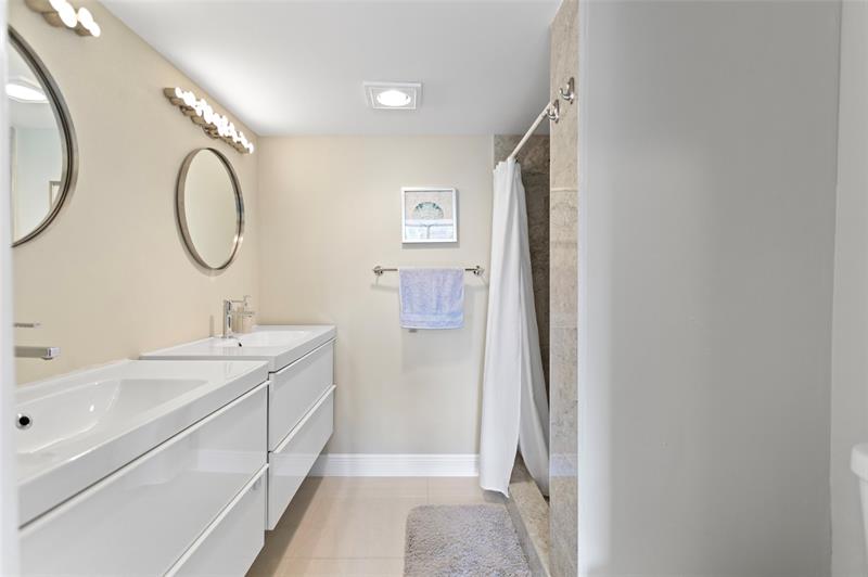 Image 22 of 34 For 16 Royal Palm Way  302