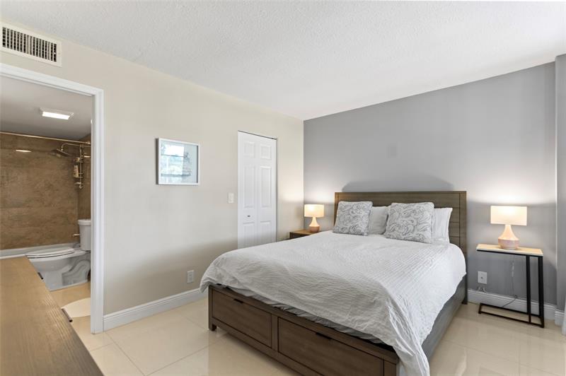 Image 24 of 34 For 16 Royal Palm Way  302