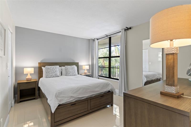 Image 25 of 34 For 16 Royal Palm Way  302