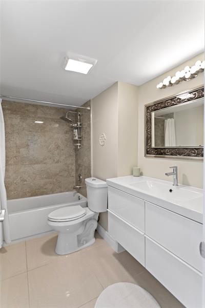 Image 27 of 34 For 16 Royal Palm Way  302