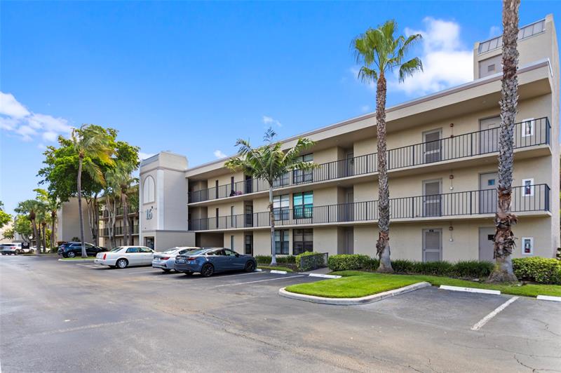 Image 4 of 34 For 16 Royal Palm Way  302