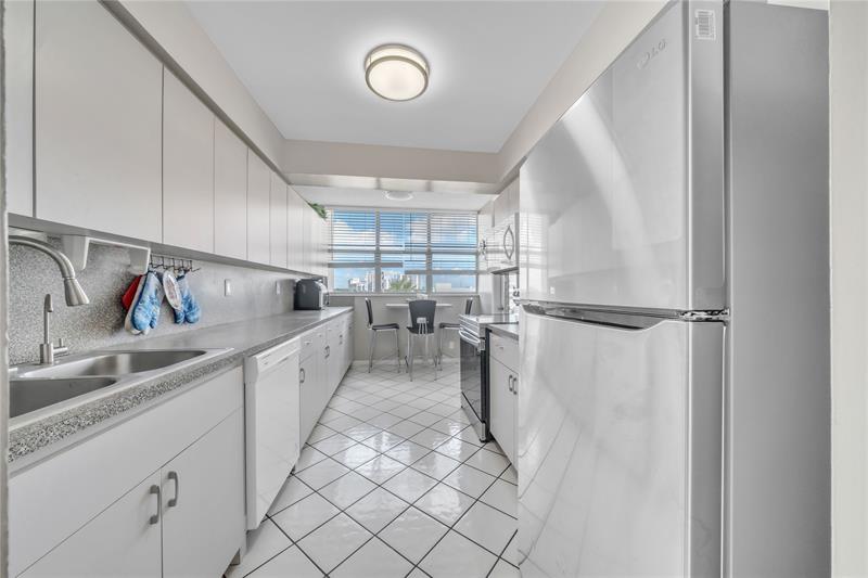 Image 10 of 58 For 100 Golden Isles Dr  611