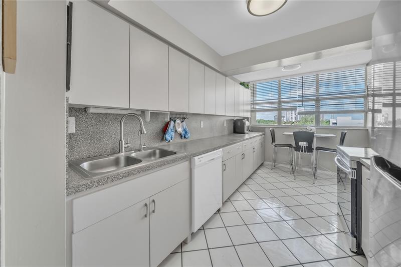 Image 12 of 58 For 100 Golden Isles Dr  611
