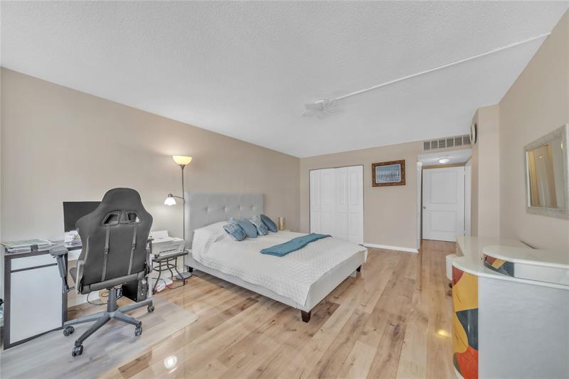 Image 15 of 58 For 100 Golden Isles Dr  611