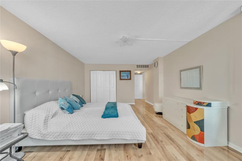 Image 16 of 58 For 100 Golden Isles Dr  611