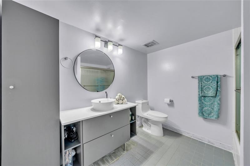 Image 20 of 58 For 100 Golden Isles Dr  611