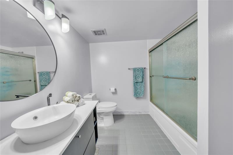 Image 22 of 58 For 100 Golden Isles Dr  611