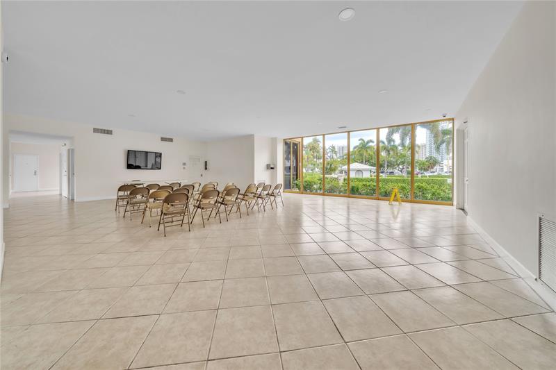 Image 40 of 58 For 100 Golden Isles Dr  611