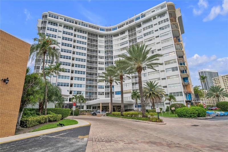 Image 44 of 58 For 100 Golden Isles Dr  611