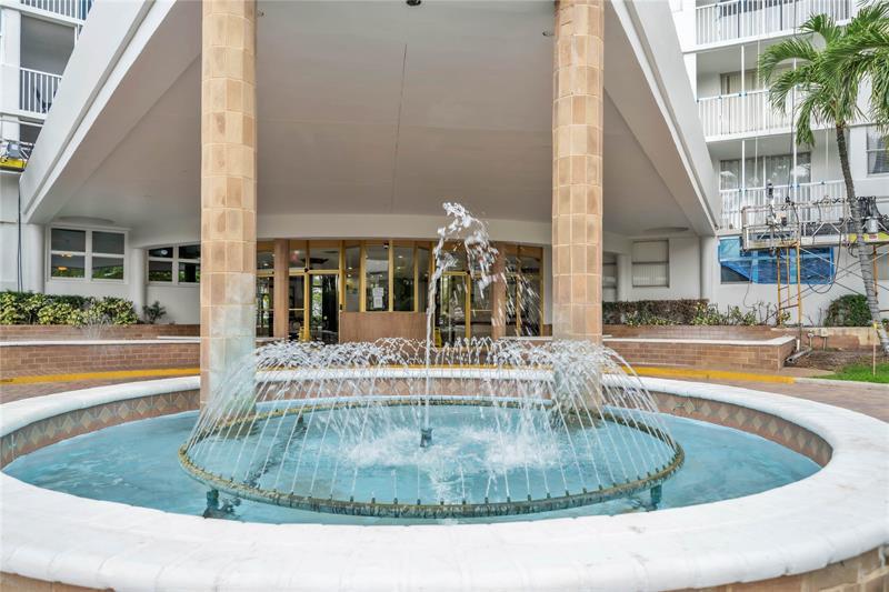 Image 45 of 58 For 100 Golden Isles Dr  611