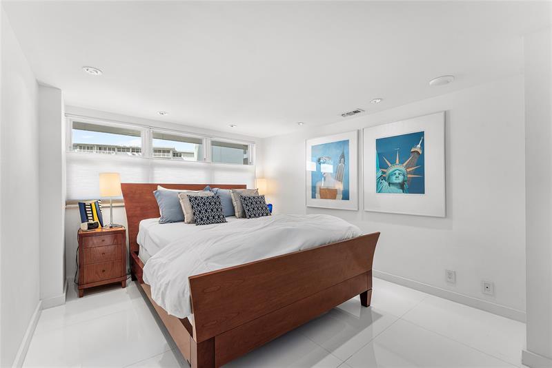 Image 17 of 39 For 2000 Ocean Dr  1209