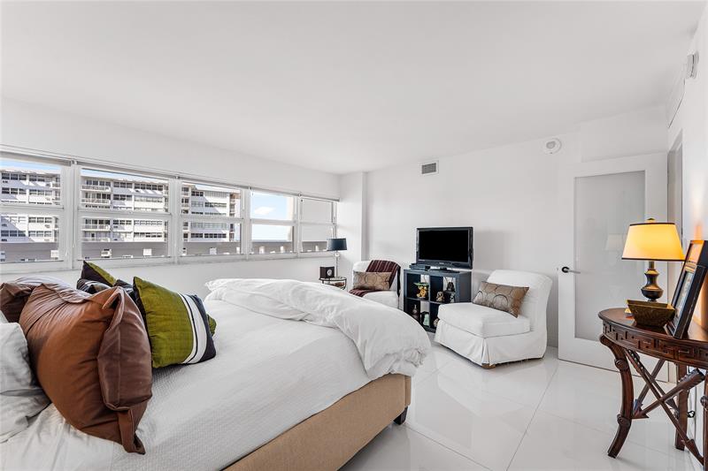 Image 20 of 39 For 2000 Ocean Dr  1209