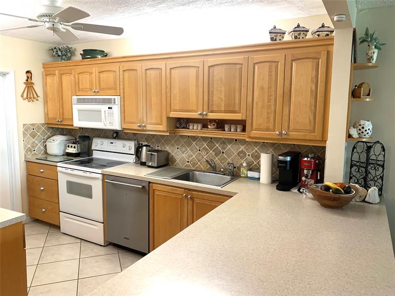 Image 7 of 17 For 2731 14th Street Cswy  307