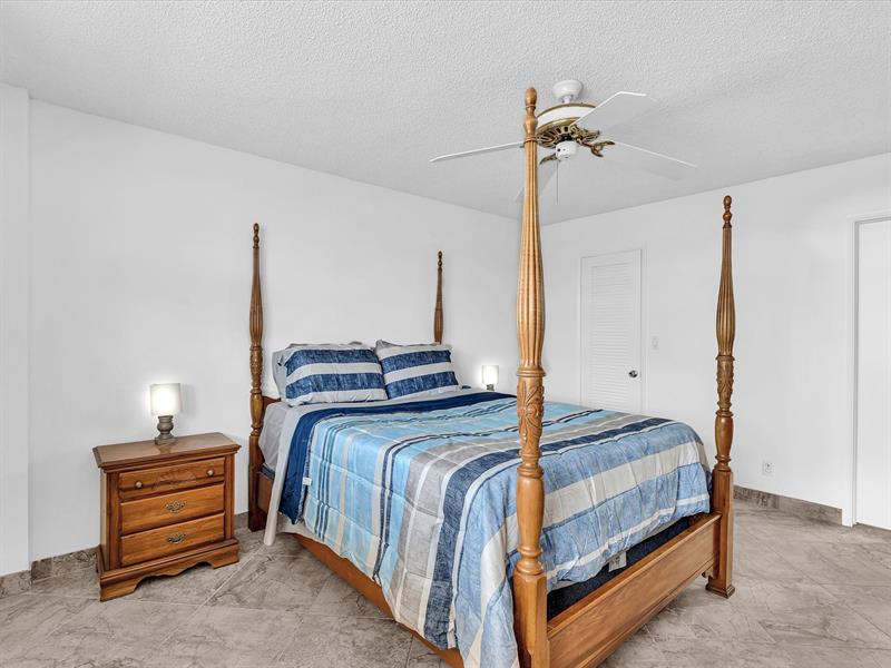 Image 12 of 54 For 1051 Hillsboro Mile  907e