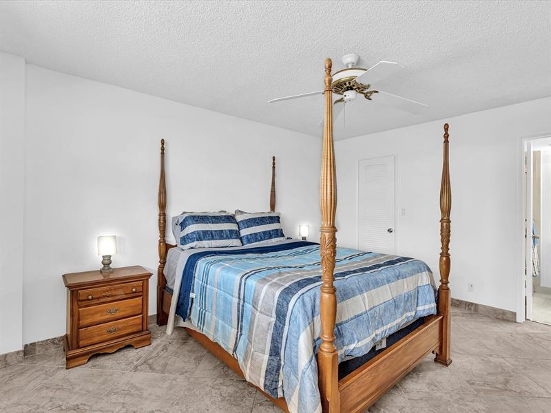 Image 13 of 54 For 1051 Hillsboro Mile  907e