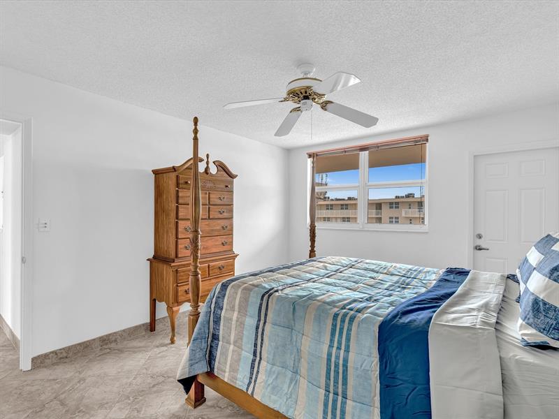 Image 14 of 54 For 1051 Hillsboro Mile  907e
