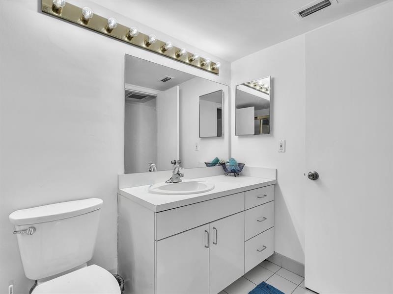 Image 17 of 54 For 1051 Hillsboro Mile  907e