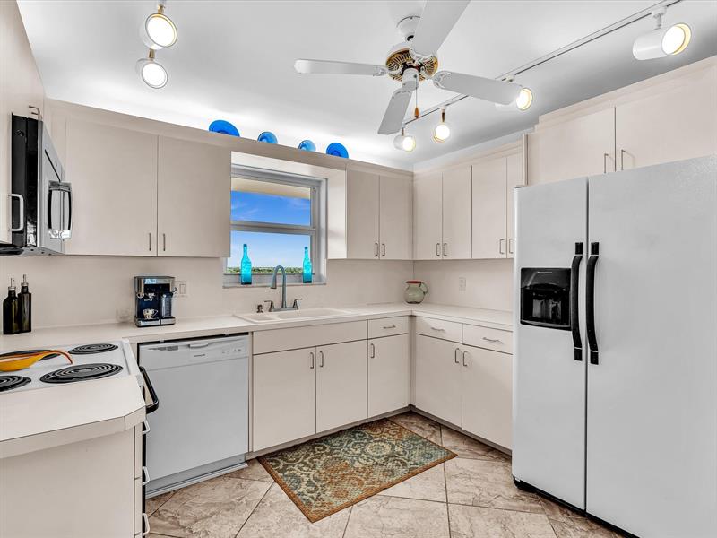 Image 21 of 54 For 1051 Hillsboro Mile  907e