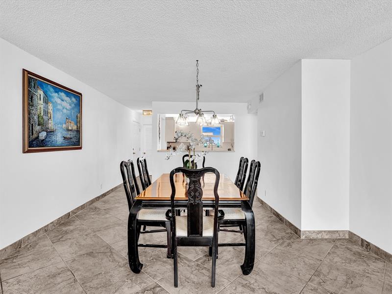 Image 30 of 54 For 1051 Hillsboro Mile  907e