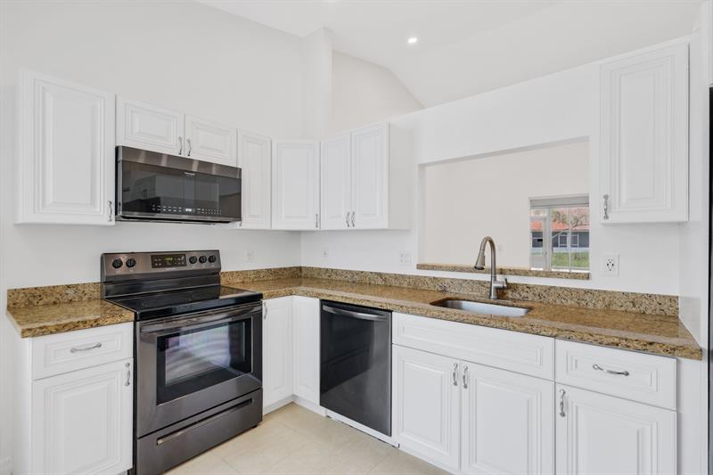 Image 13 of 29 For 6171 Floral Lakes Dr