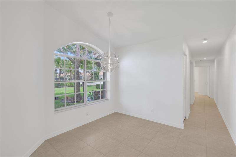 Image 18 of 29 For 6171 Floral Lakes Dr