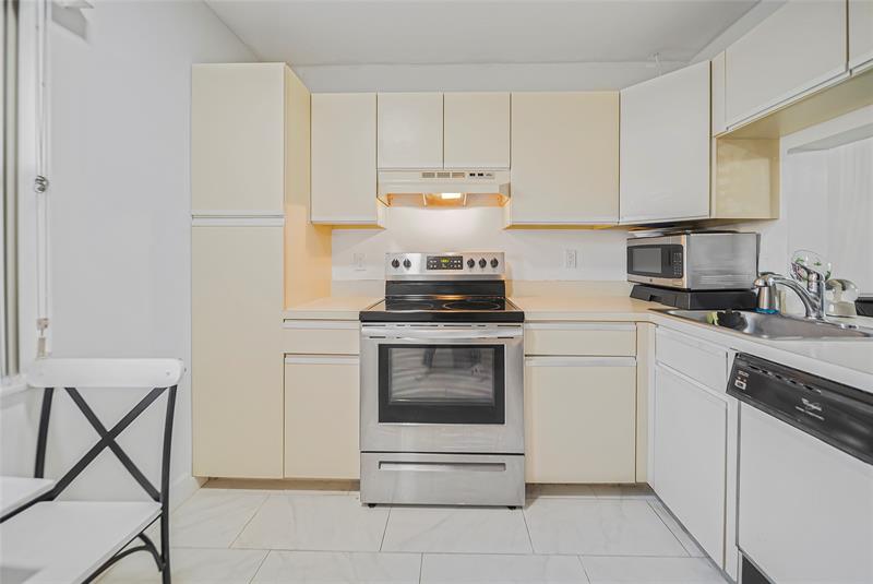 Image 6 of 51 For 3039 Carambola Cir  3039