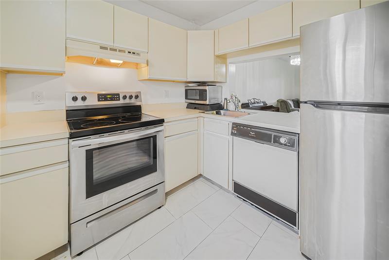Image 7 of 51 For 3039 Carambola Cir  3039
