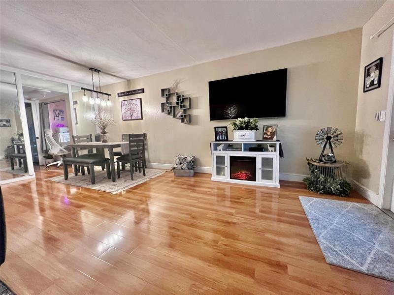 Image 2 of 11 For 338 Oakridge S  338