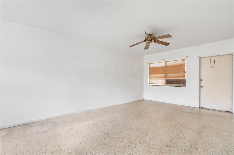 Image 11 of 16 For 290 40th St  12