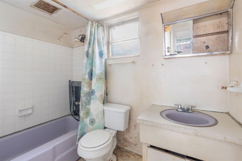 Image 12 of 16 For 290 40th St  12
