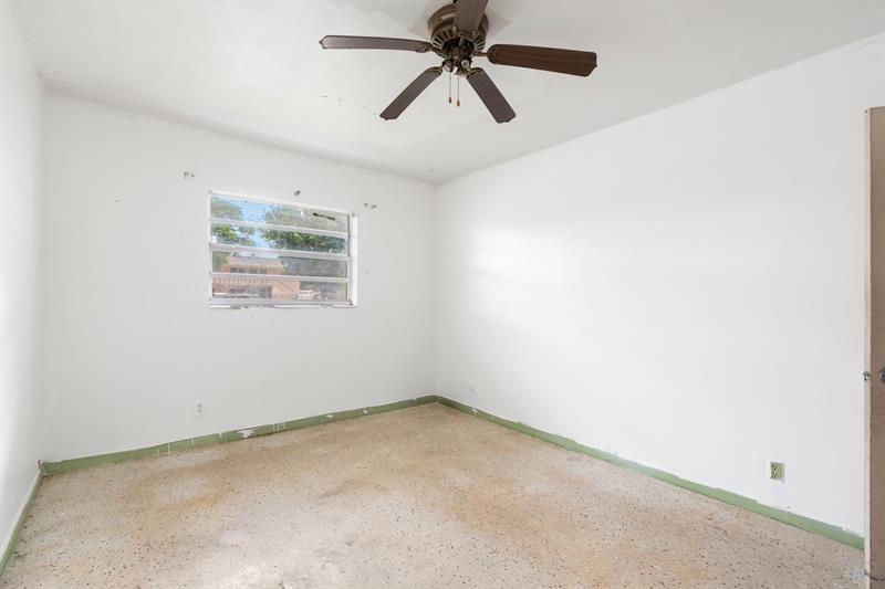 Image 13 of 16 For 290 40th St  12