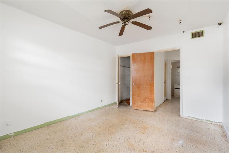 Image 14 of 16 For 290 40th St  12
