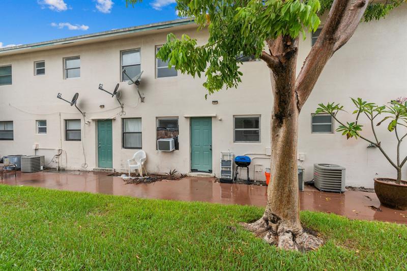 Image 15 of 16 For 290 40th St  12