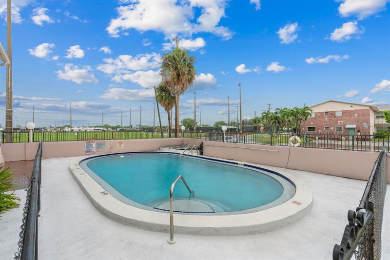 Image 4 of 16 For 290 40th St  12