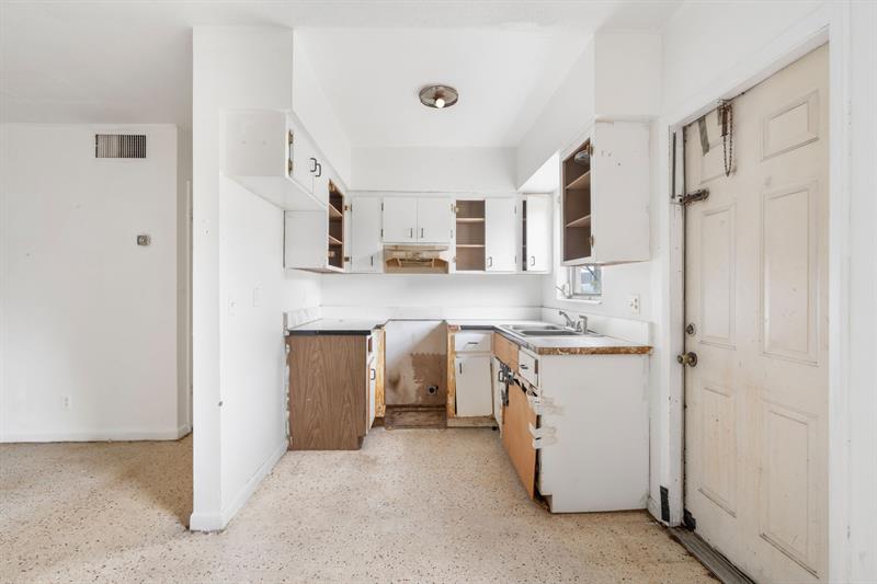 Image 8 of 16 For 290 40th St  12