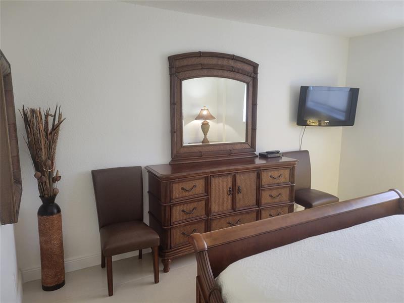 Image 14 of 20 For 19370 Collins Ave  809
