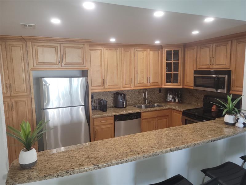 Image 4 of 20 For 19370 Collins Ave  809