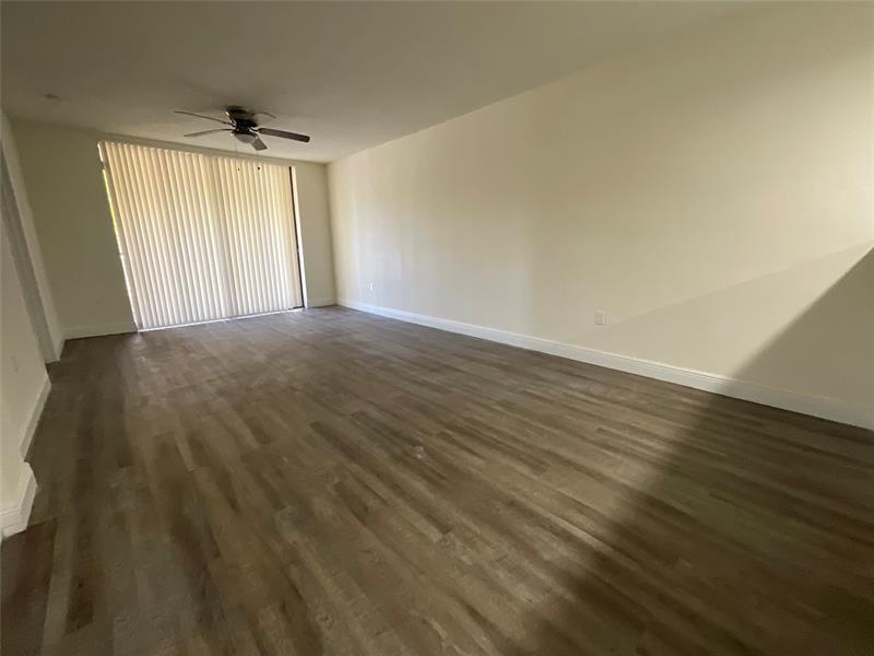Image 3 of 14 For 18335 68 Ave  700-215