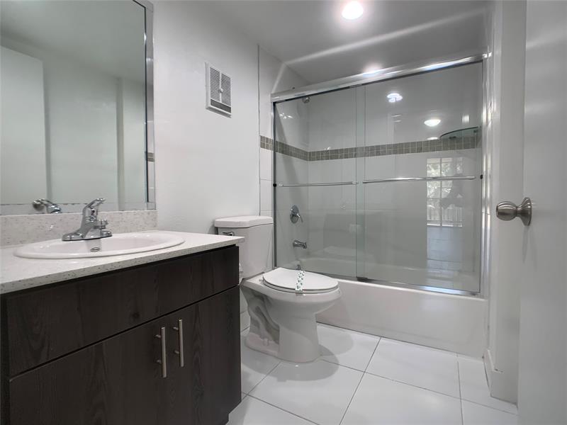 Image 4 of 14 For 18335 68 Ave  700-215